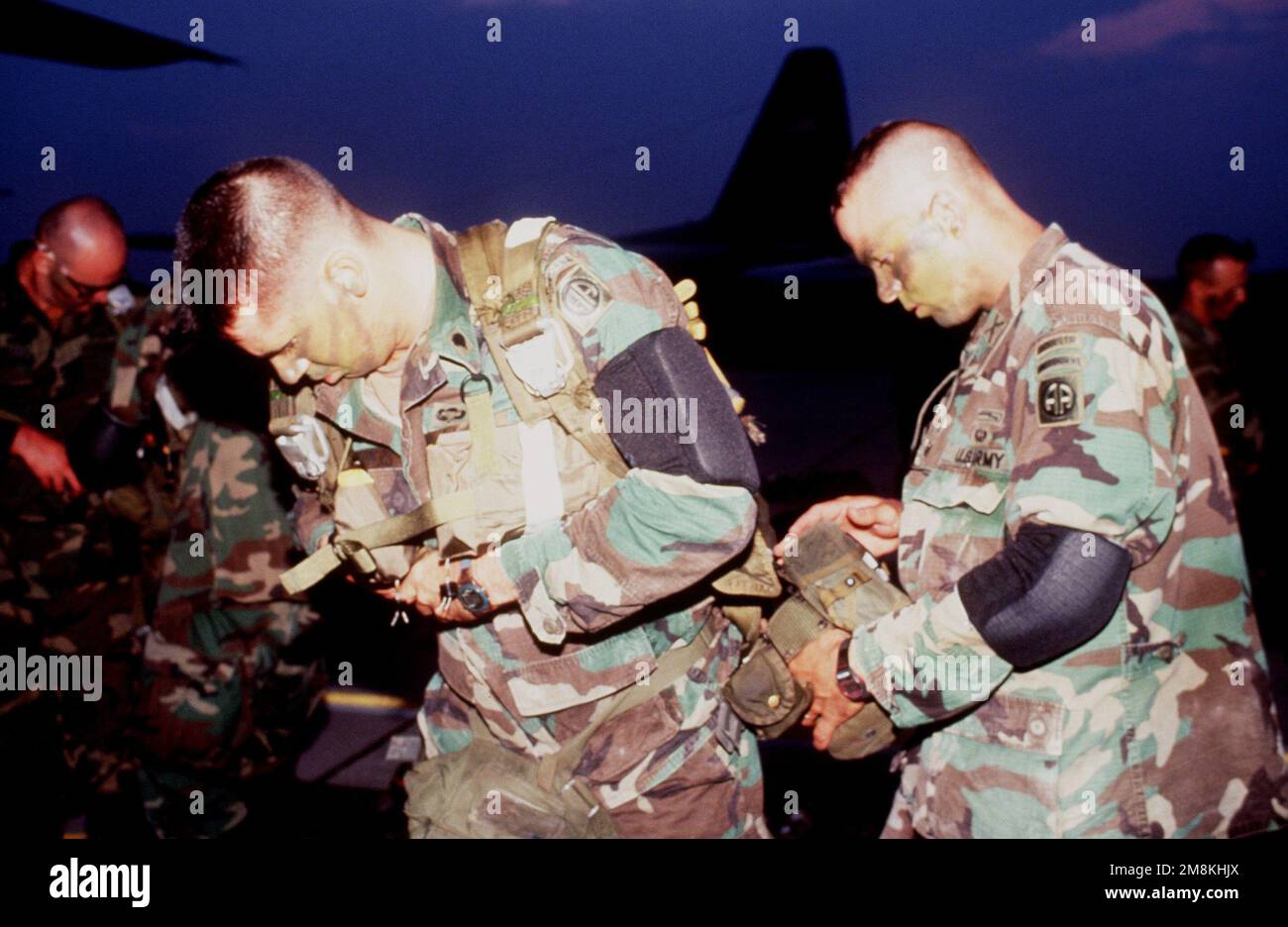 I paracadutisti dell'esercito DEGLI STATI UNITI attaccano i loro paracadute per una caduta del paracadute durante l'esercitazione. La task force congiunta 95-3 ha coinvolto ogni ramo dei servizi armati e tutte le principali unità del comando Atlantico degli Stati Uniti (data esatta sconosciuta). Oggetto operazione/Serie: TASK FORCE CONGIUNTA 95-3 base: Moody Air Force base Stato: Georgia (GA) Paese: Stati Uniti d'America (USA) Foto Stock