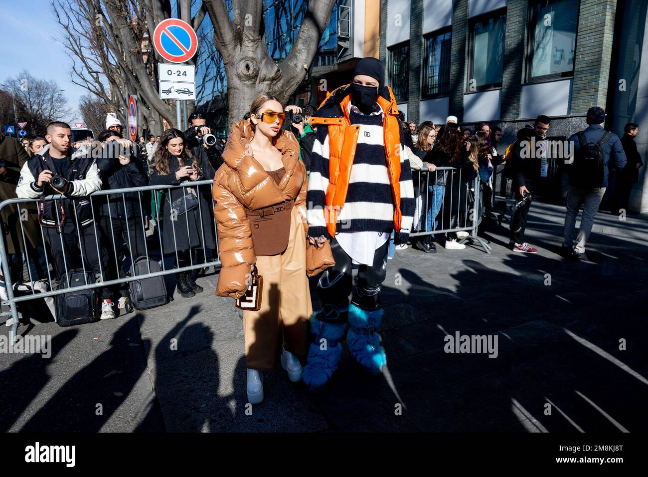 Milano, Italia. 14th Jan, 2023. Ospite è visto al salone Armani durante la settimana della moda di Milano Menswear Autunno/Inverno 2023/2024 a Milano Credit: SOPA Images Limited/Alamy Live News Foto Stock