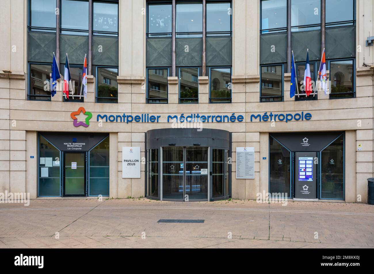 Montpellier, Occitanie, Francia, 12 28 2022 - edificio metropolitano mediterraneo residenziale con servizi di babysitter Foto Stock