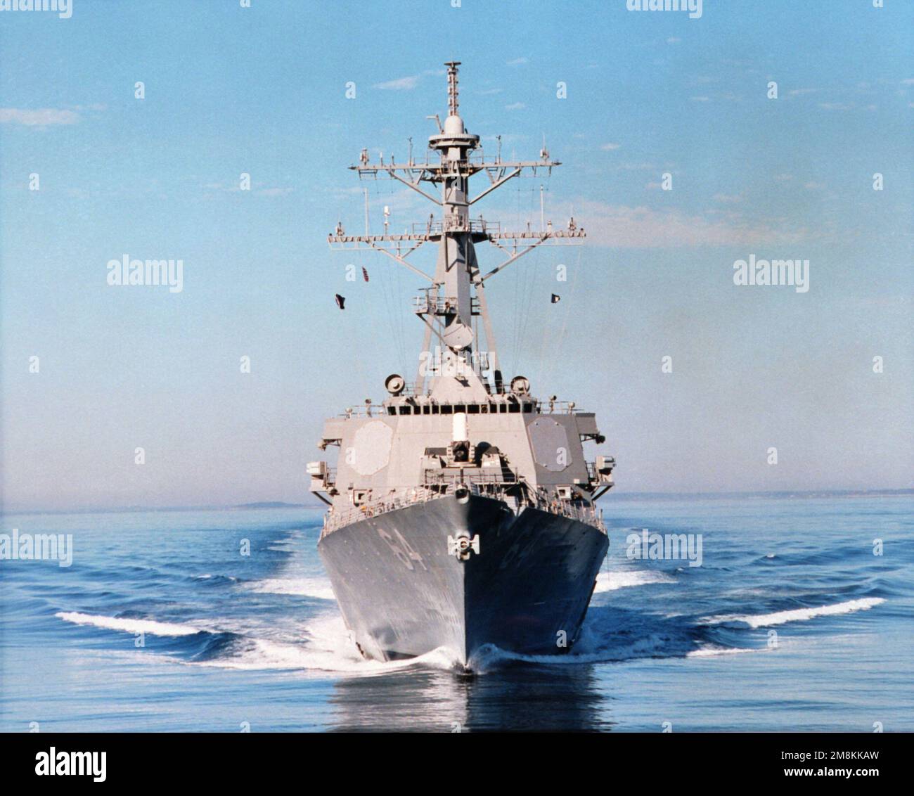 Un arco in vista del cacciatorpediniere missilistico guidato USS Carney (DDG-64) in corso durante le prove in mare del costruttore. Paese: Oceano Atlantico (AOC) Foto Stock