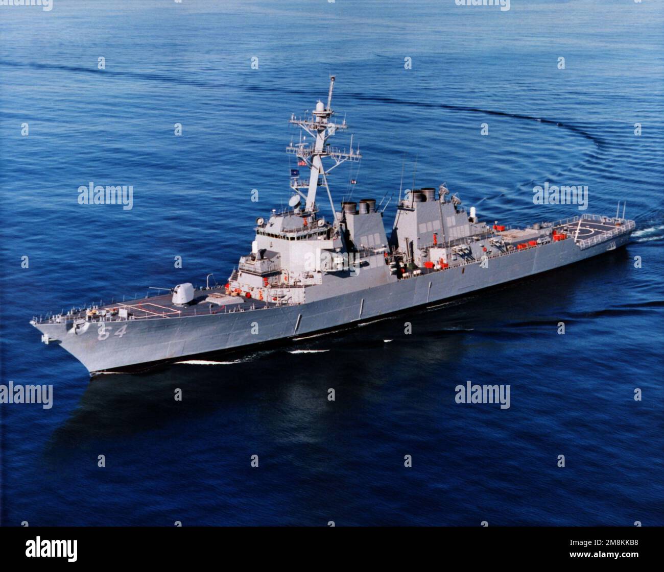 Una vista aerea di prua del cacciatorpediniere missilistico guidato USS Carney (DDG-64) in corso a bassa velocità durante le prove in mare del costruttore. Paese: Oceano Atlantico (AOC) Foto Stock