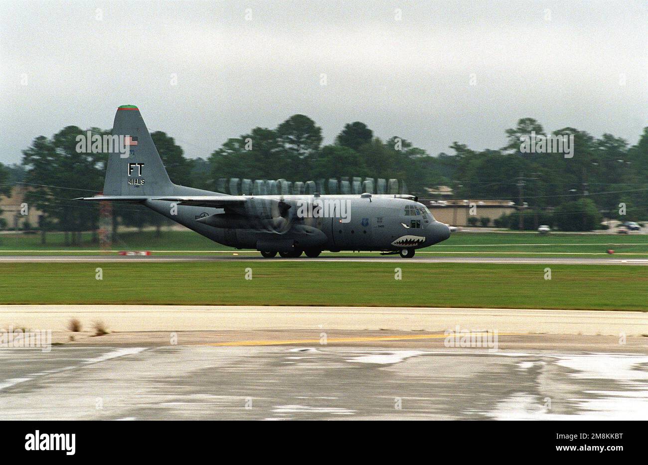 Una vista laterale di un C-130 Hercules come tasses sulla pista. Il C-130s ha gestito una performance perfetta durante il Papa AFB e FT. Bragg Open House e Air Show anche se il maltempo ha tenuto un sacco di persone frenate. Base: Pope Air Force base Stato: North Carolina (NC) Paese: Stati Uniti d'America (USA) Foto Stock