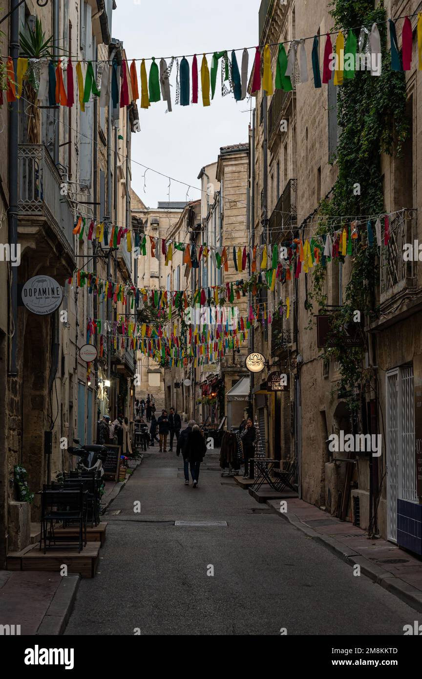 Montpellier, Occitanie, Francia, 12 28 2022 - vicolo stretto in stile mediterraneo Foto Stock