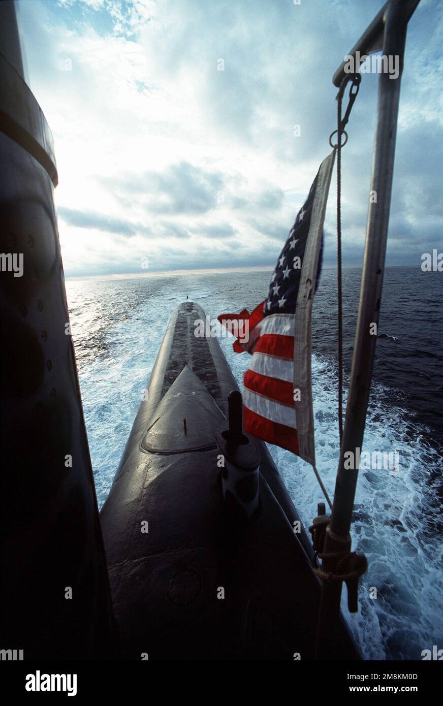 Una vista che guarda a poppa dalla vela fairweather del sottomarino missilistico balistico nucleare USS PENNSYLVANIA (SSBN-735) mentre la nave opera al largo della costa della Georgia. La bandiera americana è mostrata che vola dal personale del ponte. Paese: Sconosciuto Foto Stock