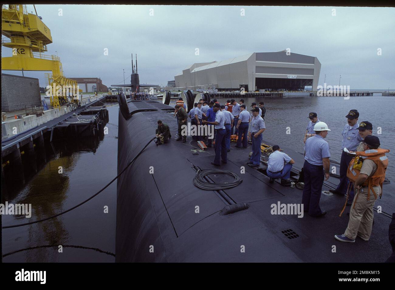 Gli equipaggi si riuniscono sul ponte del sottomarino missilistico balistico nucleare USS PENNSYLVANIA (SSBN-735) mentre la nave si prepara a partire per il mare dalla base del sottomarino navale. Base: Kings Bay Stato: Georgia (GA) Paese: Stati Uniti d'America (USA) Foto Stock