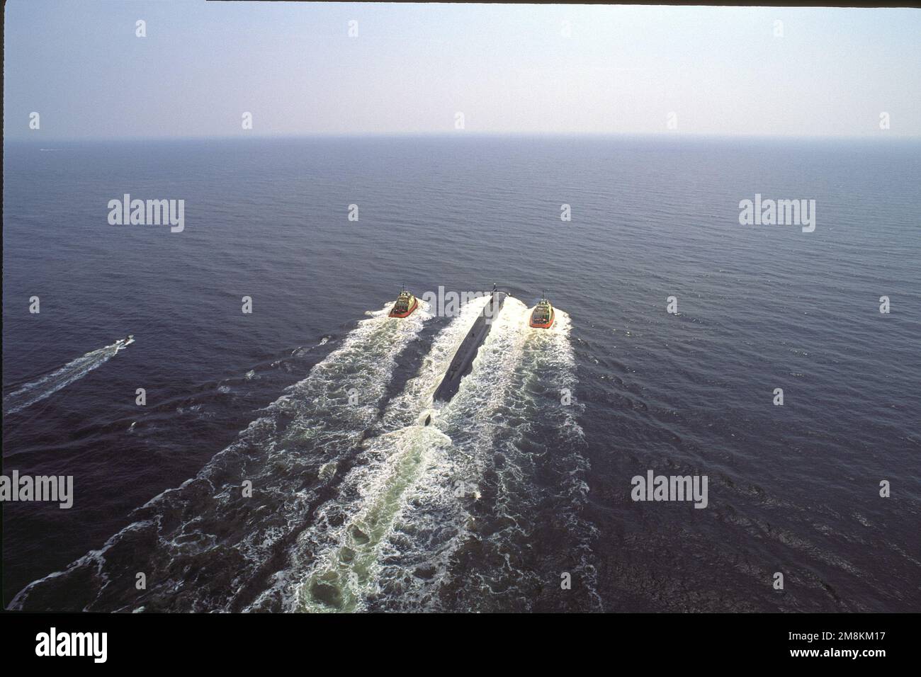 Vista bassa obliqua a poppa del sottomarino missilistico balistico nucleare USS PENNSYLVANIA (SSBN-735) con partenza dalla base sottomarina di Kings Bay sotto scorta di due rimorchiatori commerciali. Base: Kings Bay Stato: Georgia (GA) Paese: Stati Uniti d'America (USA) Foto Stock
