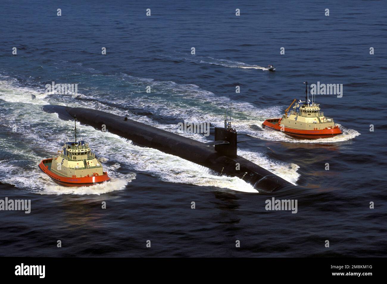 Una vista a dritta del sottomarino missilistico balistico nucleare USS PENNSYLVANIA (SSBN-735) con partenza dalla base sottomarina di Kings Bay sotto scorta di due rimorchiatori commerciali. Base: Kings Bay Stato: Georgia (GA) Paese: Stati Uniti d'America (USA) Foto Stock