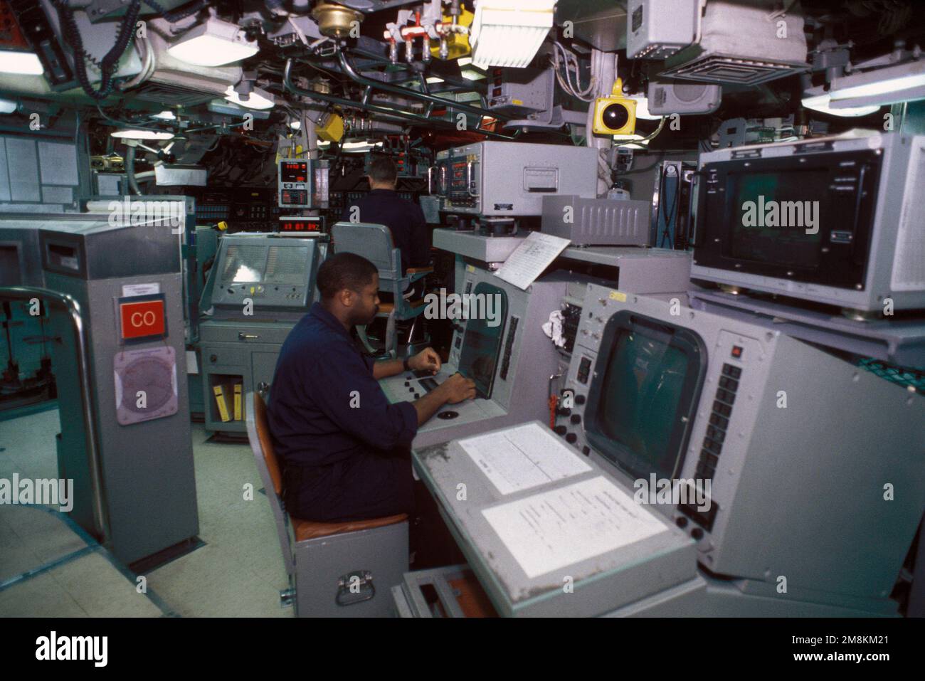 Il personale è mostrato presiente il loro posto alla stazione di controllo del fuoco del sottomarino missilistico balistico nucleare USS PENNSYLVANIA (SSBN-735). Paese: Sconosciuto Foto Stock