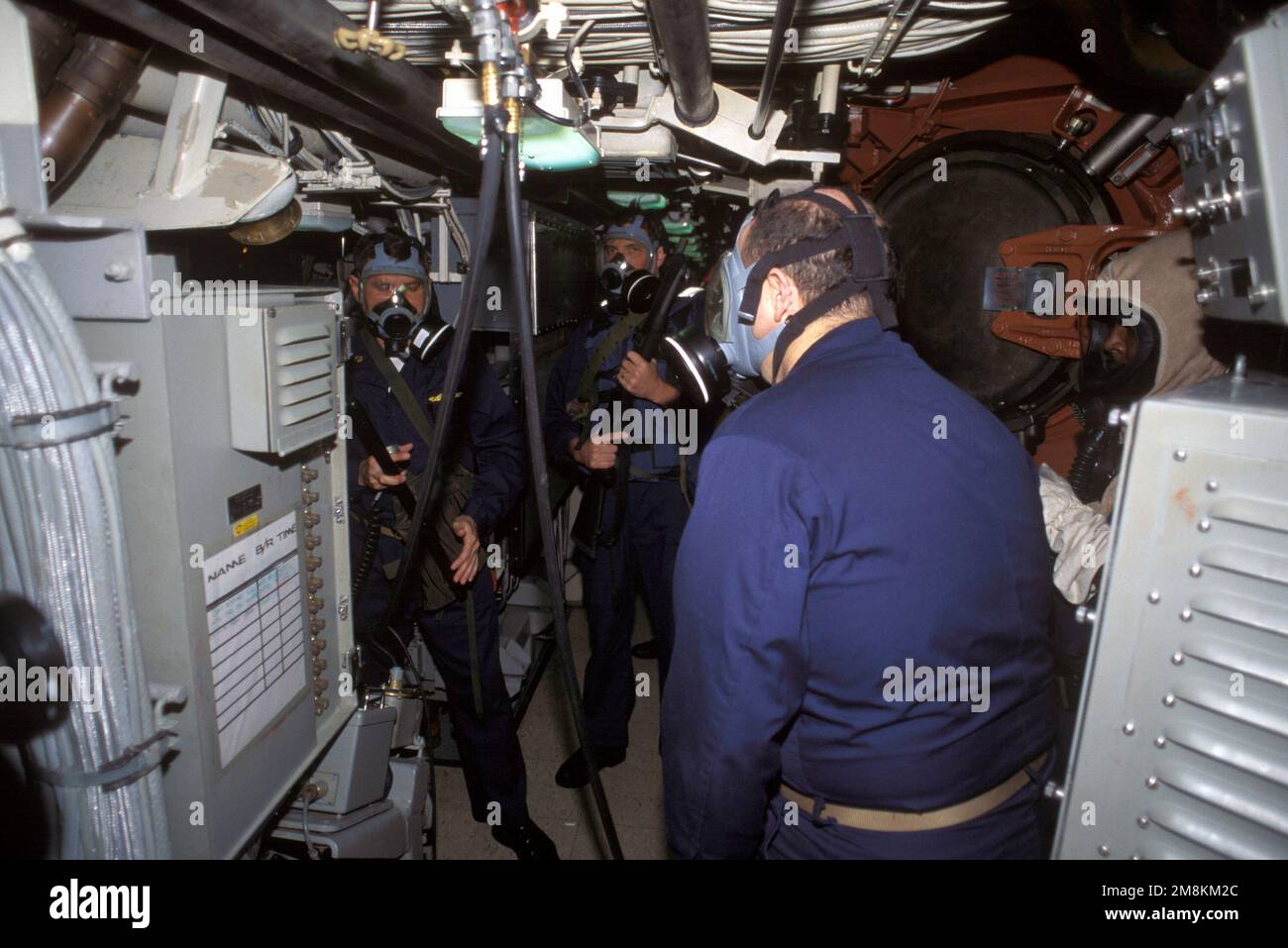 I membri della forza di sicurezza della nave del sottomarino missilistico balistico nucleare USS PENNSYLVANIA (SSBN-735) effettuano un'esercitazione di sicurezza. Nota: Tutto il personale indossa un apparecchio di respirazione ad ossigeno (OBA). Paese: Sconosciuto Foto Stock