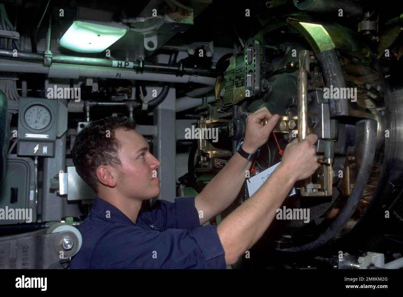 Un siledomano sta controllando il tubo di siluro numero due a bordo del sottomarino missilistico balistico nucleare USS PENNSYLVANIA (SSBN-735). Paese: Sconosciuto Foto Stock