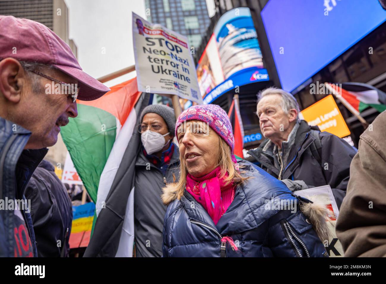 New York, Stati Uniti. 14th Jan, 2023. New York, New York - GENNAIO 14: L'attivista anti-guerra Medea Benjimen del Code Pink protesta contro l'espansione della North Atlantic Treaty Organization (NATO) in Ucraina a Times Square il 14 Gennaio 2023 a New York City. I partecipanti hanno chiesto alla NATO, un’alleanza di sicurezza di 30 paesi, di negoziare una risoluzione pacifica dopo che il presidente russo Vladimir Putin ha lanciato un’invasione su vasta scala dell’Ucraina quasi 11 mesi fa. (Foto di Michael Nigro/Sipa USA) Credit: Sipa USA/Alamy Live News Foto Stock