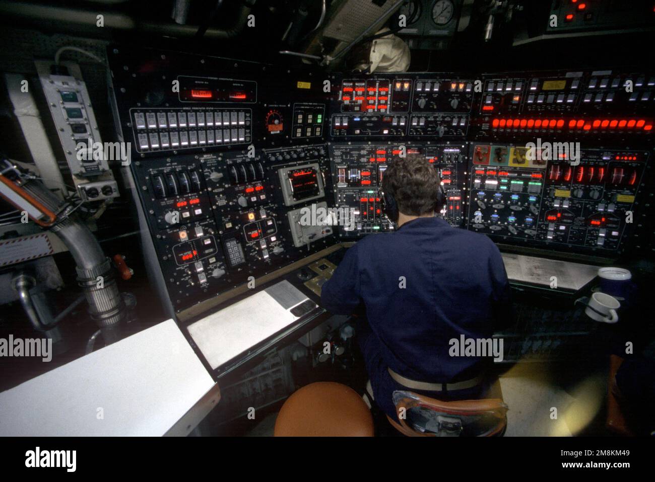 A Sailor mans la console principale della nave Ballast Control Panel a bordo del sottomarino missilistico balistico nucleare USS PENNSYLVANIA (SSBN-735). Paese: Sconosciuto Foto Stock