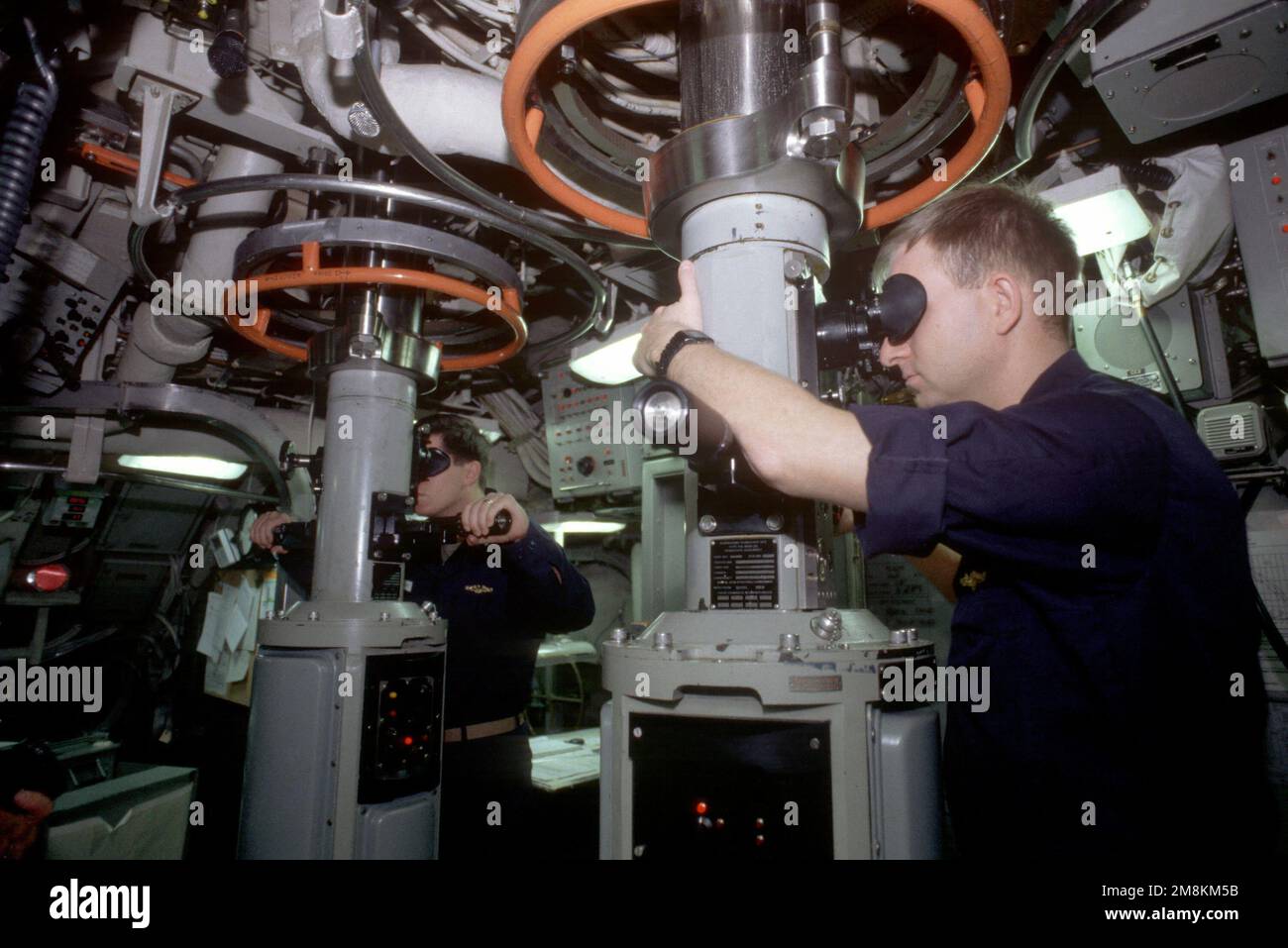 I marinai impersonano i periscopi a bordo del sottomarino missilistico balistico nucleare USS PENNSYLVANIA (SSBN-735). Uno è l'obiettivo di spotting e l'altro è l'obiettivo di sparo. Paese: Sconosciuto Foto Stock
