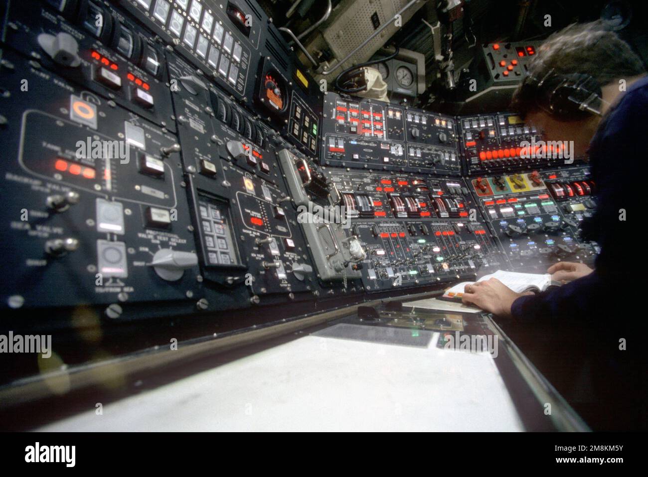 Una visione della complessità del Ballast Control Panel a bordo del  sottomarino missilistico balistico nucleare USS PENNSYLVANIA (SSBN-735).  Paese: Sconosciuto Foto stock - Alamy