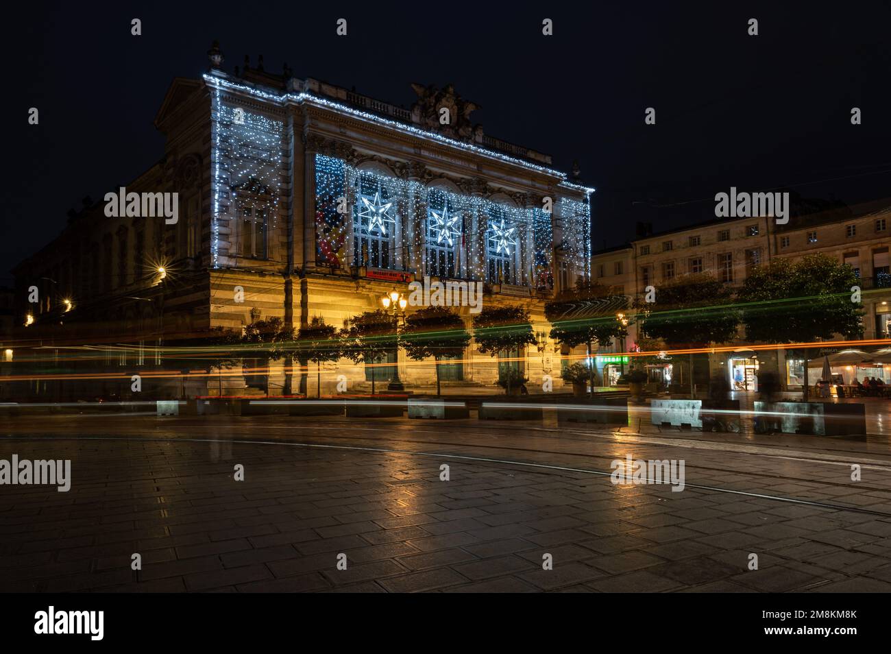 Montpellier, Occitanie, Francia, 12 28 2022 - l'opera e teatro sala di notte con i percorsi luminosi di un tram Foto Stock