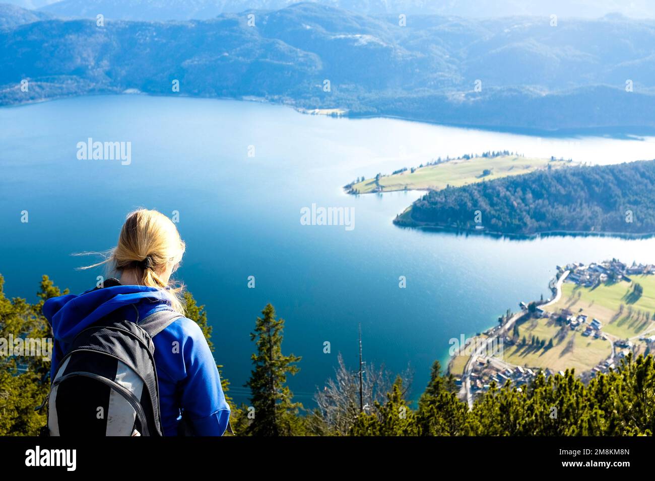 Bionda Frau blickt vom Herzogstand über den Walchensee Foto Stock