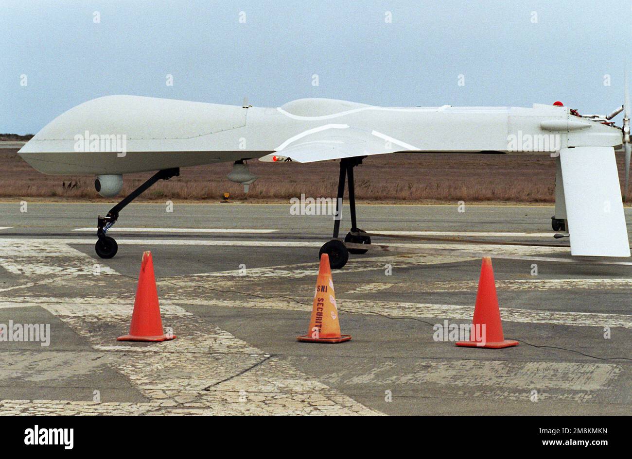 Vista laterale sinistra del Predator Unmanned Aerial Vehicle (UAV) della Marina in fase di lancio sulla pista in preparazione per i test con il Carrier Group One (CVG-1). Il Predator è in grado di effettuare oltre 50 ore di volo senza scalo. Ha un'apertura alare di 48,4 piedi, lunghezza di 26,7 piedi e pesa circa 1.500 libbre quando completamente alimentato. La velocità media è di circa 70 nodi. Il costo del Predator è di circa 3,2 milioni di dollari. Paese: Oceano Pacifico (POC) Foto Stock