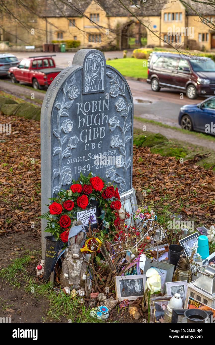 Tomba di Robin Gibb con la sua ex casa Prebendal House sullo sfondo. Foto Stock
