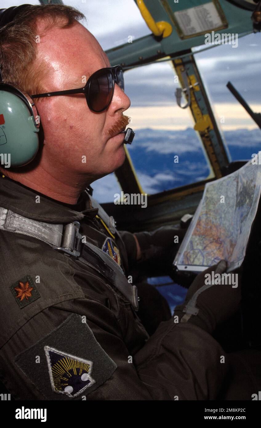 Ritratto del comandante dell'aeromobile C-130 MAJ. Steve o'Brien. MAJ. O'Brien vola missioni airdrop da Rhein-Main AB, Germania a Sarajevo. È assegnato alla 133rd Airlift Wing, Minnesota Air National Guard, St. Paolo, N. Paese: Sconosciuto Foto Stock