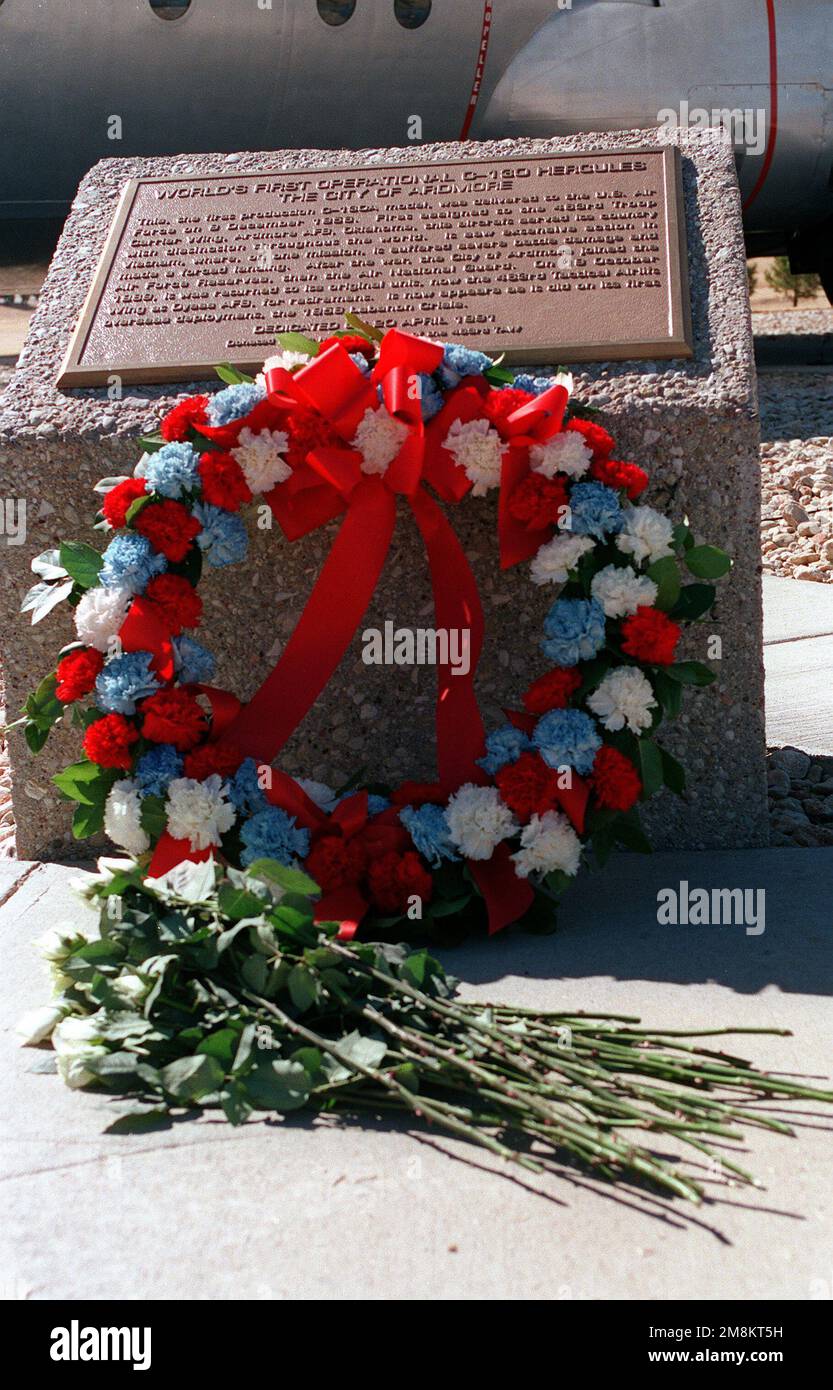 Dyess Air Force base, Texas, celebra il 35th° anniversario delle Ercole C-130 e si prende il tempo di ricordare gli eroi caduti di Dyess. Gli eroi caduti sono stati ricordati da un momento di silenzio, seguito dalla messa di una corona e di una rosa gialla per ogni aviatore caduto. La cerimonia si è tenuta al Dyess Linear Air Park. Base: Dyess Air Force base Stato: Texas (TX) Paese: Stati Uniti d'America (USA) Foto Stock