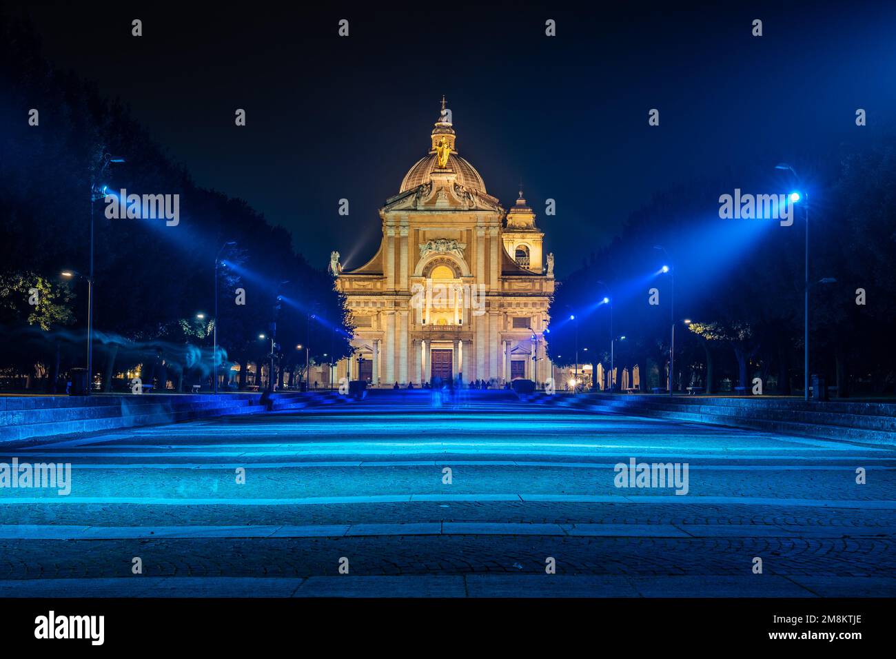 Santa Maria degli Angeli, Assisi, Perugia, Umbria, Italia. Luci incentrate sulla Basilica di Santa Maria degli Angeli che custodisce la Porziuncola Foto Stock