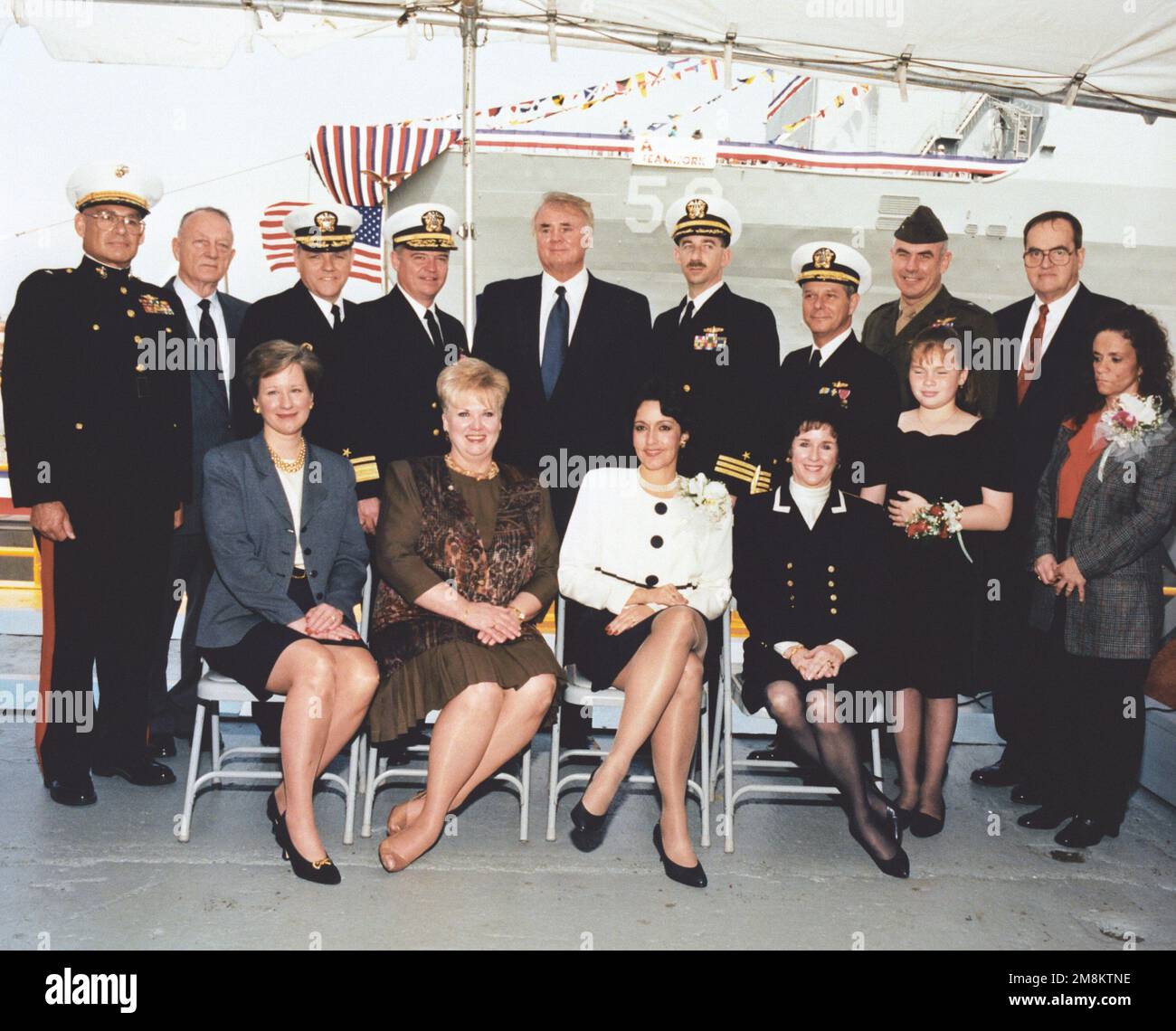 Festa ufficiale al battesimo e al lancio della nave da sbarco PEARL HARBOR (LSD-52). Riga superiore, da sinistra a destra, Brig. GEN. Frederick R. Lopez, USMCR, Vice Divisione Comandante 4th Divisione Marina; E. Shoults, PMS-377, Naval Sea Systems Command; CAPT. David Whidden, Supervisore della costruzione navale, conversione e riparazione, New Orleans; ADM posteriore Paul M. Robinson, USN, PED CLA, Naval Sea Systems Command; U.S. Rappresentante C. W. Bill Young; CMDR James J. Byrd, Jr., USN, P.C.O. USS PEARL HARBOR; ADM. Jeremy Boorda, USN, CAPO delle operazioni navali; Brig. GEN. Randy West, USMC, rappresentante Foto Stock