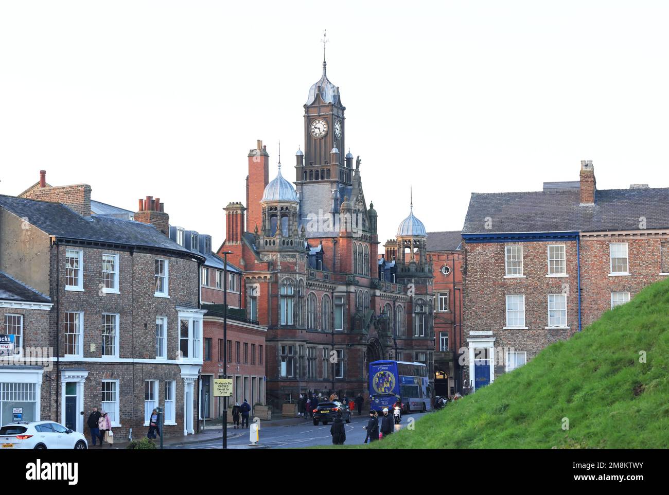 Clifford Street con la torre dell'orologio di York & Selby Magistrates Court, nella città di York nello Yorkshire, Regno Unito Foto Stock