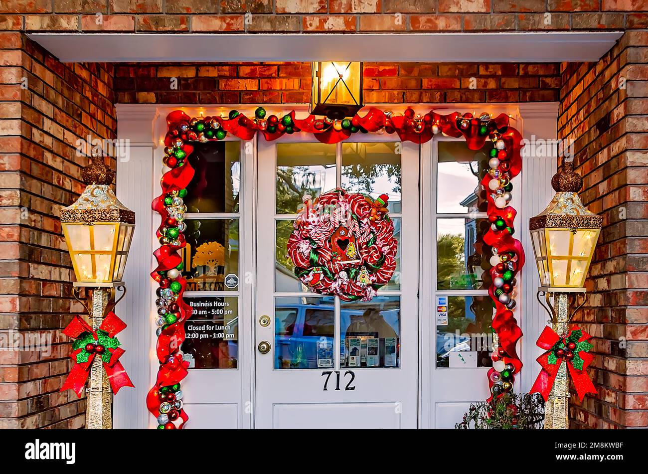 Le decorazioni natalizie aggiungono un tocco festivo all'ingresso della Moran Realty Company su Washington Avenue, 28 dicembre 2022, a Ocean Springs, Mississippi. Foto Stock