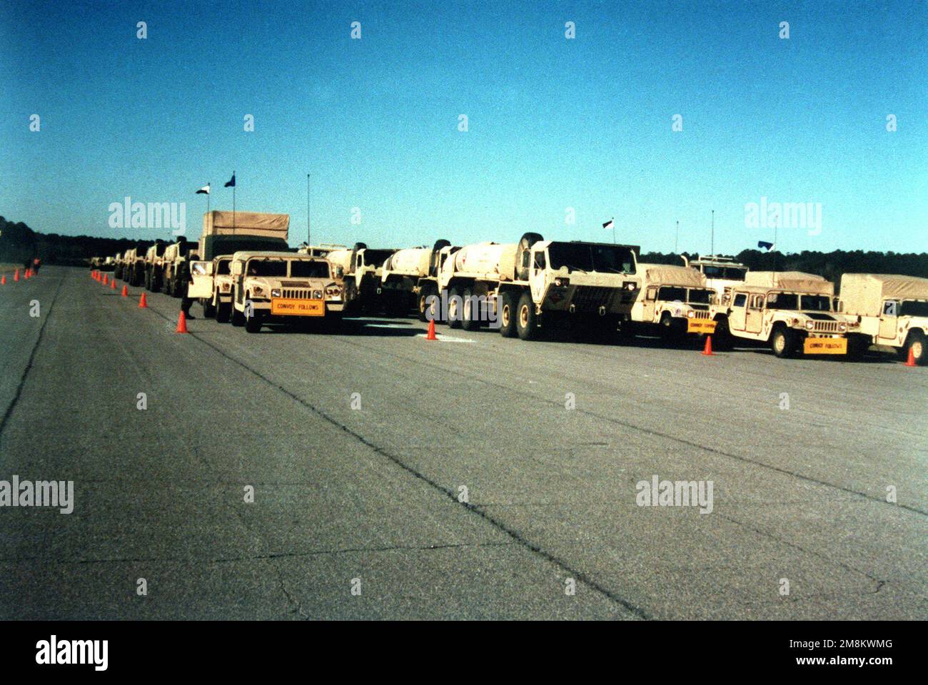 I veicoli gommati multiuso ad alta mobilità (HMMWV) e i veicoli per la manutenzione del carburante Oshkosh M978 (8x8) vengono montati nell'area di marshalling delle ruote presso il campo di aviazione militare di Wright durante il SEDRE. Soggetto operativo/Serie: SEA EMERGENCY DEPLOYMENT READINESS base: Fort Stewart Stato: Georgia (GA) Paese: Stati Uniti d'America (USA) Foto Stock