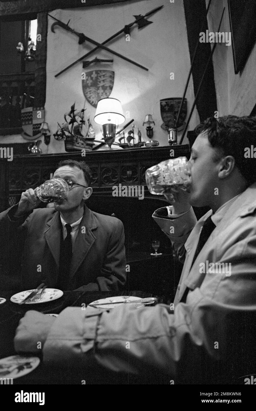 Tony Bath e Joe Morschauser, originatori di gioco da tavolo, 1963. Il pub era a Southampton, ma l'esatto pub non è noto Foto Stock