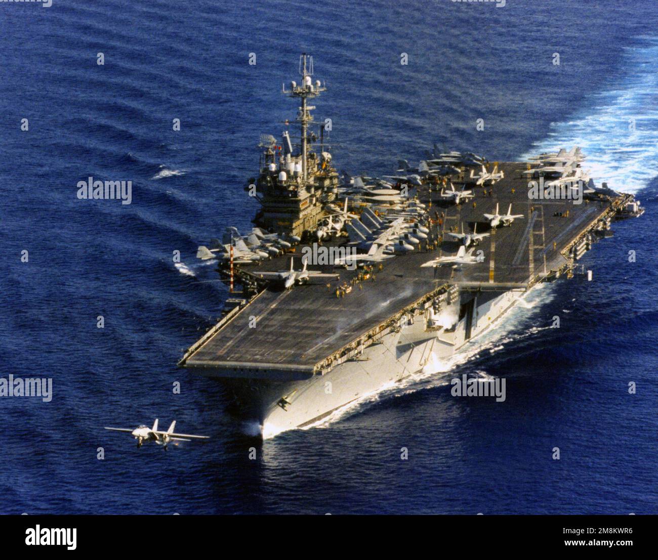 Una vista di prua del porto che mostra l'indipendenza della portaerei USS (CV 62) in corso come US Navy (USN) F-14 Tomcat Aircraft da Carrier Air Wing Five (CVW-5), lancia dal ponte di volo. Paese: Sconosciuto Foto Stock