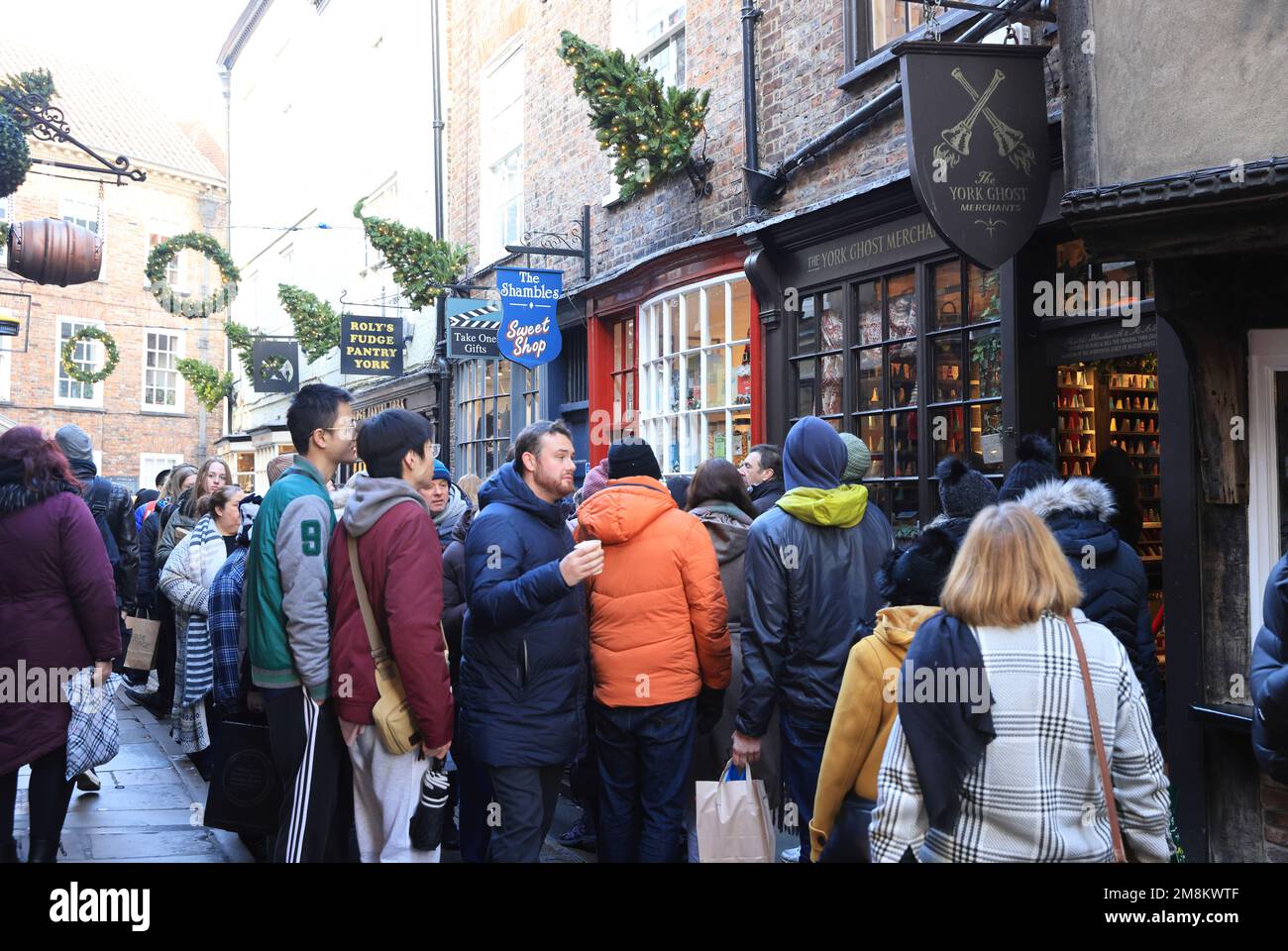 York Ghost Merchants on the Historic Shambles, che è diventato un fenonemon TikTok in tutto il mondo mentre la gente fa la fila per ore per comprare un fantasma su misura, Regno Unito Foto Stock