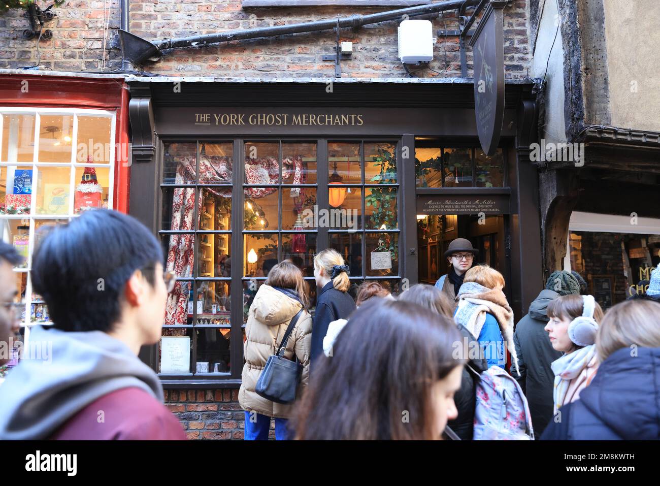 York Ghost Merchants on the Historic Shambles, che è diventato un fenonemon TikTok in tutto il mondo mentre la gente fa la fila per ore per comprare un fantasma su misura, Regno Unito Foto Stock