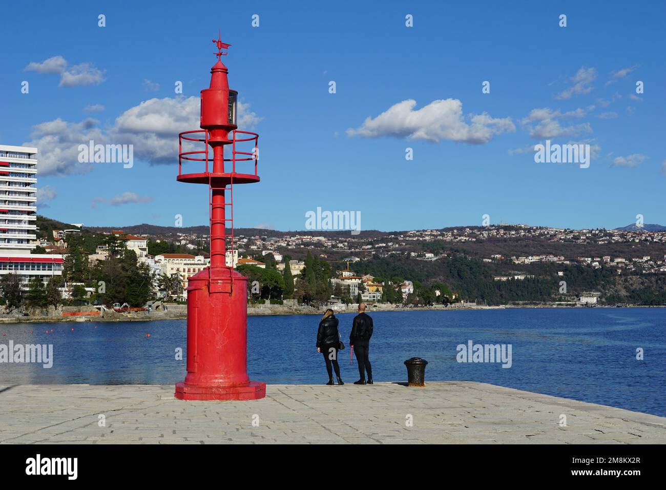 Opatija, Croazia, 14th gennaio 2023. Faro d'epoca in metallo rosso nel porto della città croata di Opatija Foto Stock