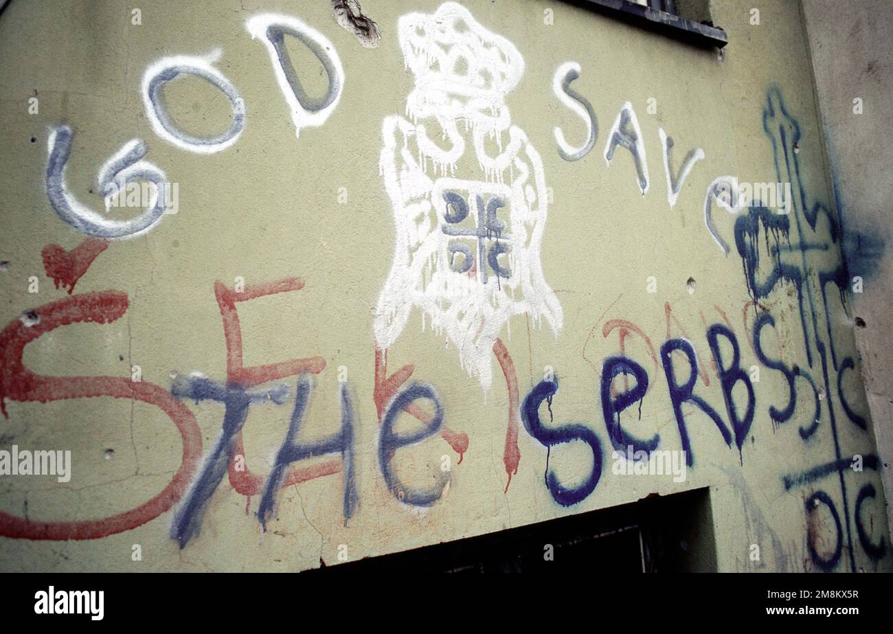 La segnaletica dipinta a mano scrawled sopra la porta della casa dell'appartamento dice: 'Dio Salva i serbi'. La segnaletica dipinta a mano scrawled sopra la porta della casa dell'appartamento dice: 'Dio Salva i serbi' Foto Stock