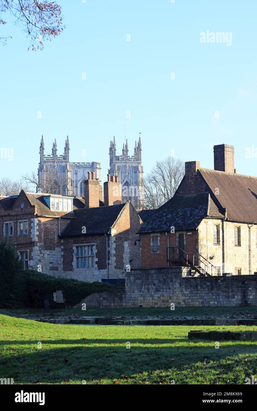 York Museum Gardens al sole d'inverno, con il Minster Beyond, Yorkshire, Regno Unito Foto Stock