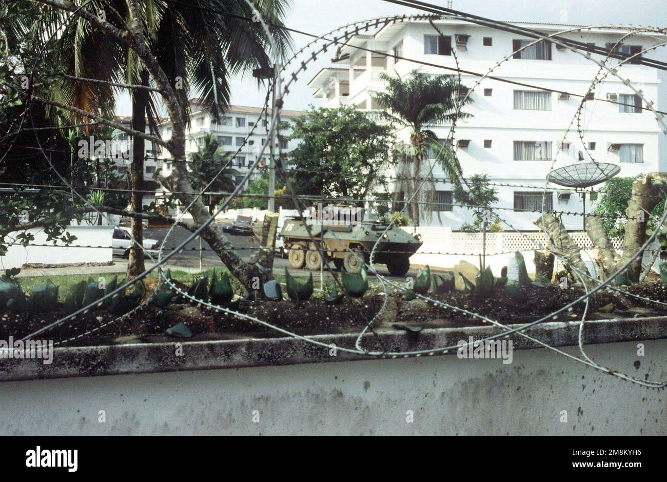 Foto di un Boulevard che corre proprio lungo il muro dell'ambasciata degli Stati Uniti a Monrovia, Liberia. È qui che si è svolta gran parte del saccheggio degli edifici di altre nazioni, il che ha attirato la necessità di una forza molto capace per proteggere l'ambasciata degli Stati Uniti, durante l'operazione di evacuazione HA ASSICURATO LA RISPOSTA. Subject Operation/Series: ASSURED RESPONSE base: Monrovia Paese: Liberia (LBR) Foto Stock