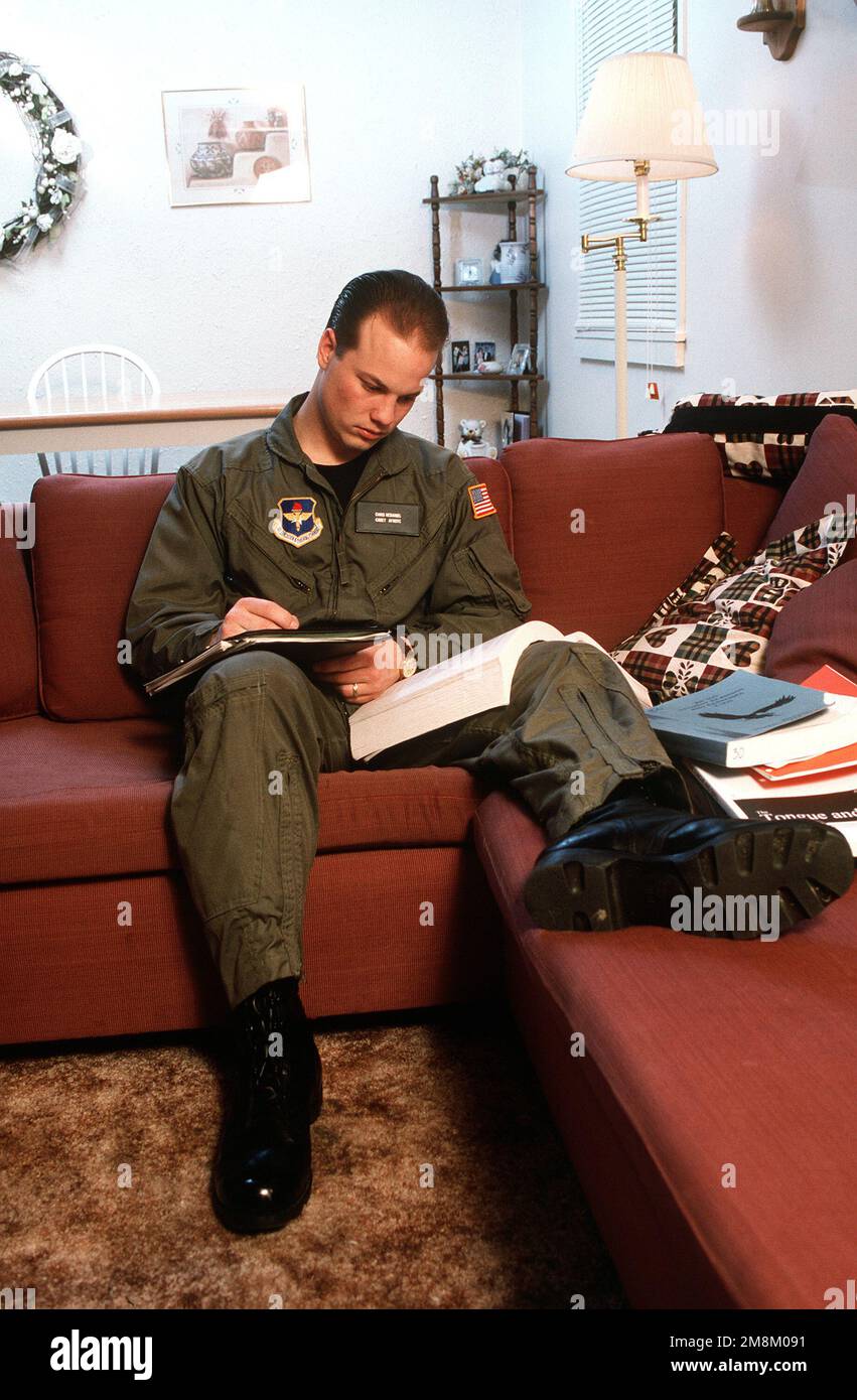 Cadet Chris McDaniel, un candidato selezionato del SOAR (borse di studio per gli eccezionali Airmen a ROTC), studia a casa durante la sera. Durante il giorno frequenta il Regis College per completare un corso di laurea che gli guadagnerà una commissione come secondo tenente nel maggio 1997.(pubblicato su AIRMAN Magazine nel maggio 1996 ) esatto Data Shot Sconosciuto. Base: Denver Stato: Colorado (CO) Nazione: Stati Uniti d'America (USA) Foto Stock