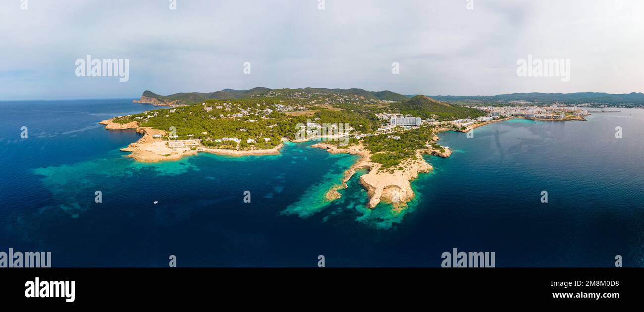 Cala Gracio e la spiaggia di Calo el Moro sull'isola di Ibiza, Spagna, vista aerea Foto Stock