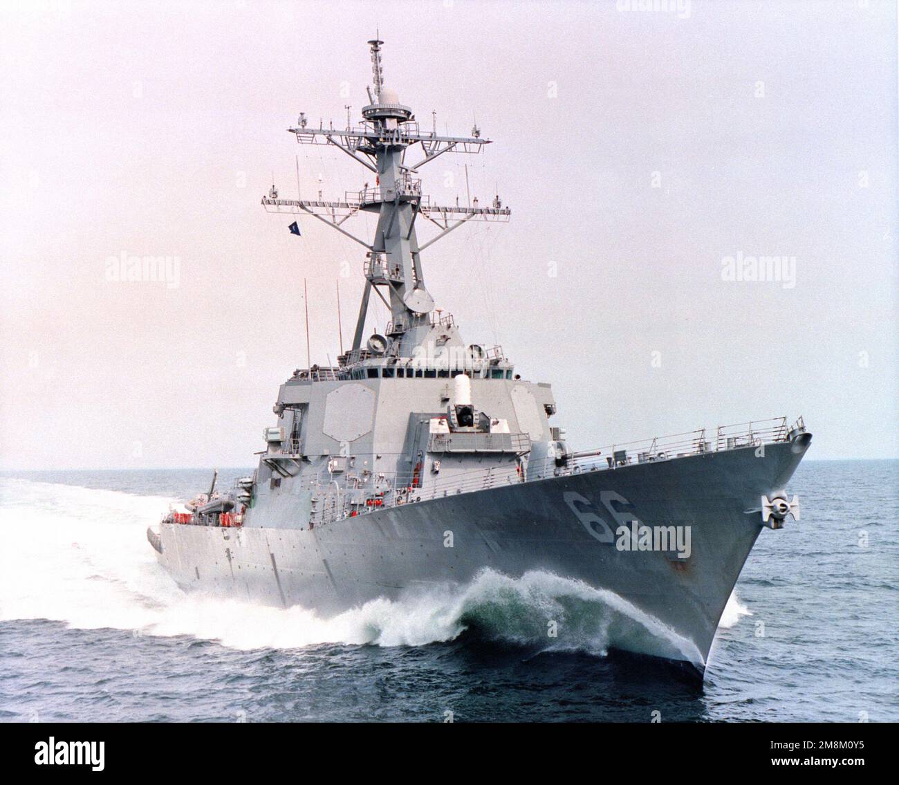 Una vista a dritta del cacciatorpediniere missilistico guidato USS GONZALES (DDG 66) in corso ad alta velocità durante le prove in mare del costruttore. Paese: Oceano Atlantico (AOC) Foto Stock