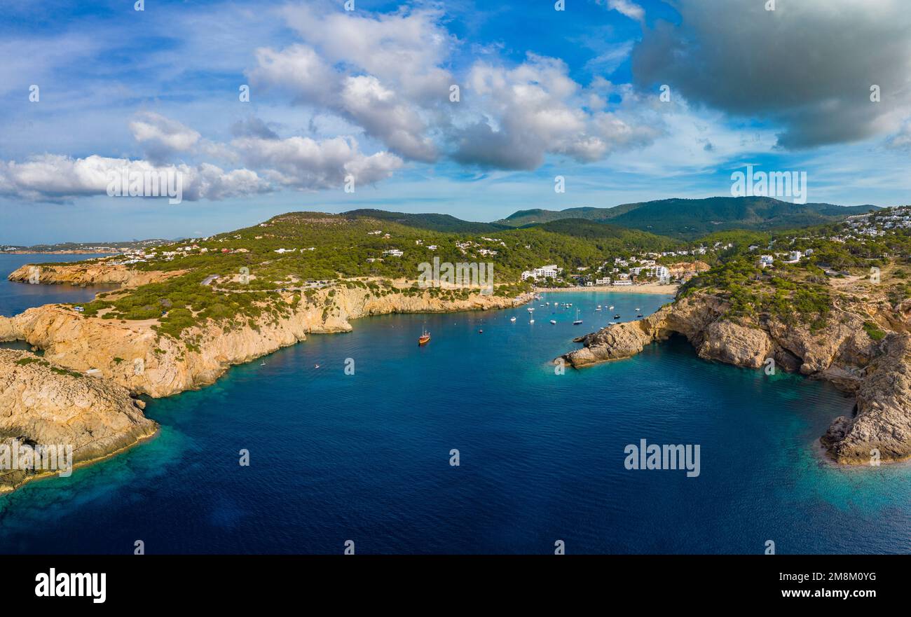 Vista aerea del drone di Cala Vadella, isole di Ibiza, Spagna Foto Stock