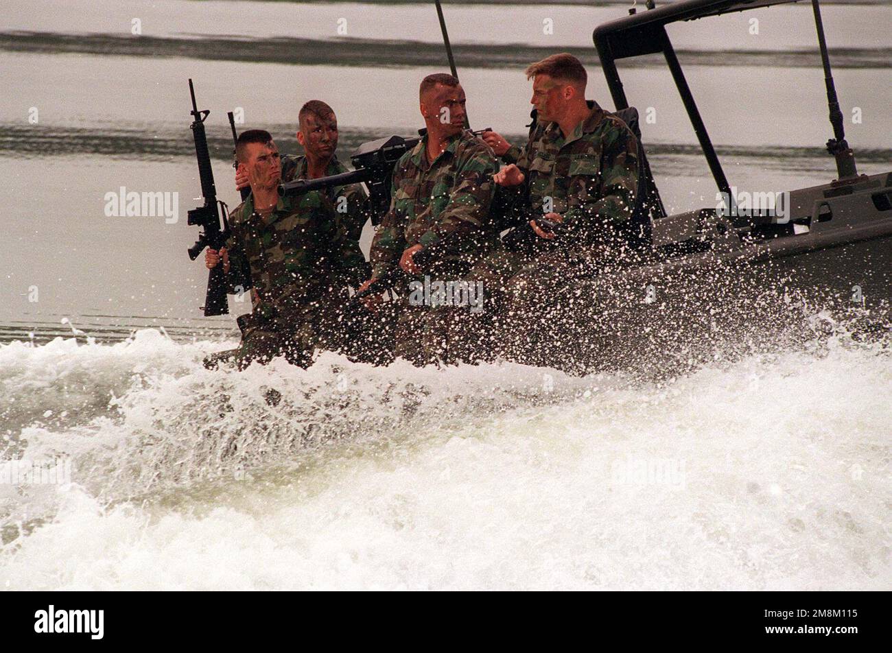 Marines di 2nd Reconnaissance Company, 2nd Marine Division, si preparano a scacciare un'imbarcazione da assalto fluviale, appartenente a Small Craft Company, 2nd Marine Division, durante l'esercizio di capacità riveduto (RCAPEX ). Oggetto operativo/Serie: REVISIONE DELLE CAPACITÀ ESERCIZIO base: Marine Corps base, Camp Lejeune Stato: North Carolina (NC) Paese: Stati Uniti d'America (USA) Foto Stock