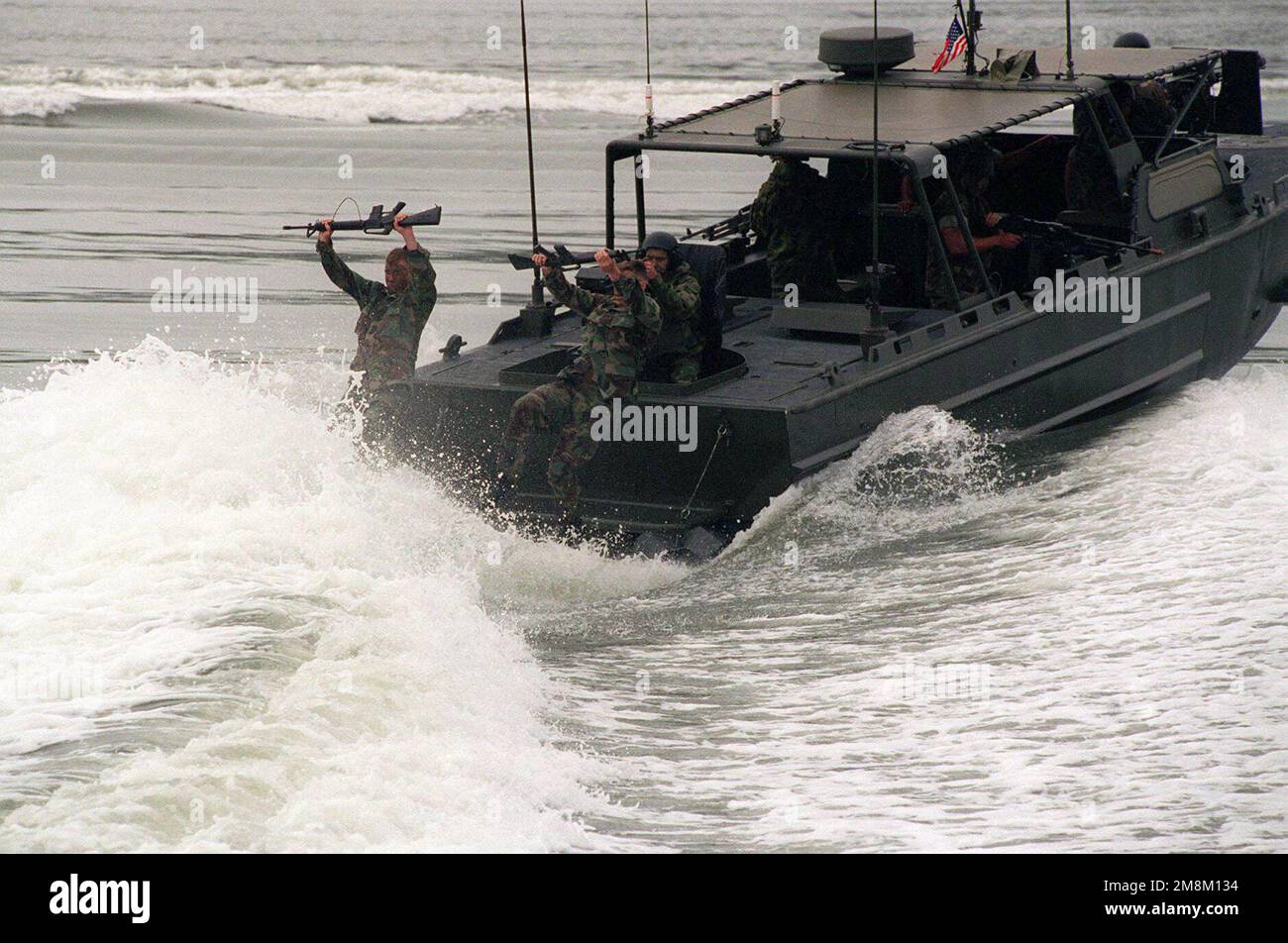 Marines di 2nd Reconnaissance Company, 2nd Marine Division, ha ceduto un'imbarcazione da assalto di Riverine, appartenente a Small Craft Company, 2nd Marine Division, durante l'esercizio di capacità rivisto (RCAPEX ). Oggetto operativo/Serie: REVISIONE DELLE CAPACITÀ ESERCIZIO base: Marine Corps base, Camp Lejeune Stato: North Carolina (NC) Paese: Stati Uniti d'America (USA) Foto Stock