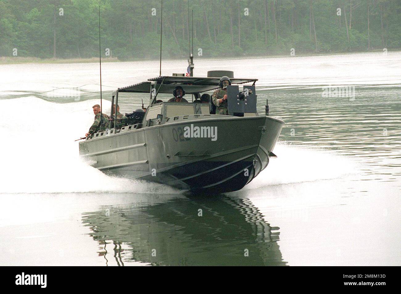 Un'imbarcazione d'assalto fluviale (RAC) appartenente alla Small Craft Company, 2D Divisione Marina, pattuglia il nuovo fiume. Base: Marine Corps base, Camp Lejeune Stato: North Carolina (NC) Paese: Stati Uniti d'America (USA) Foto Stock
