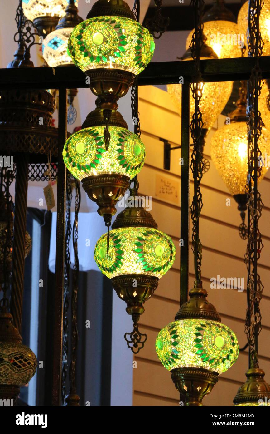 Splendide lampade turche multicolori illuminano con una leggera luminescenza in un negozio di Solvang, California. Foto Stock