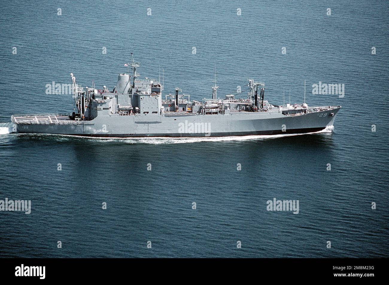 Vista aerea a dritta del quarto del comando militare Sealift (MSC) nave munizioni USNS MONTARE CAPPUCCIO (T-AE-29) in corso a est nel stretto. Base: Stretto di Juan De Fuca Stato: Washington (WA) Paese: Stati Uniti d'America (USA) Foto Stock