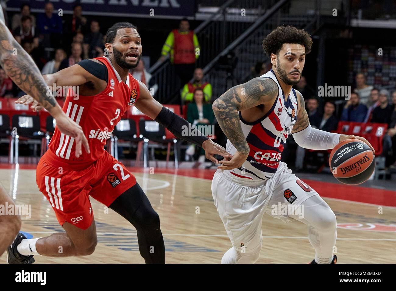 2022/23 FIBA Eurolega | FC Bayern München vs Baskonia Vitoria-Gasteiz. HARPER Jared (Valencia Basket Club BKN00). HARRIS Elias (FC Bayern München Foto Stock