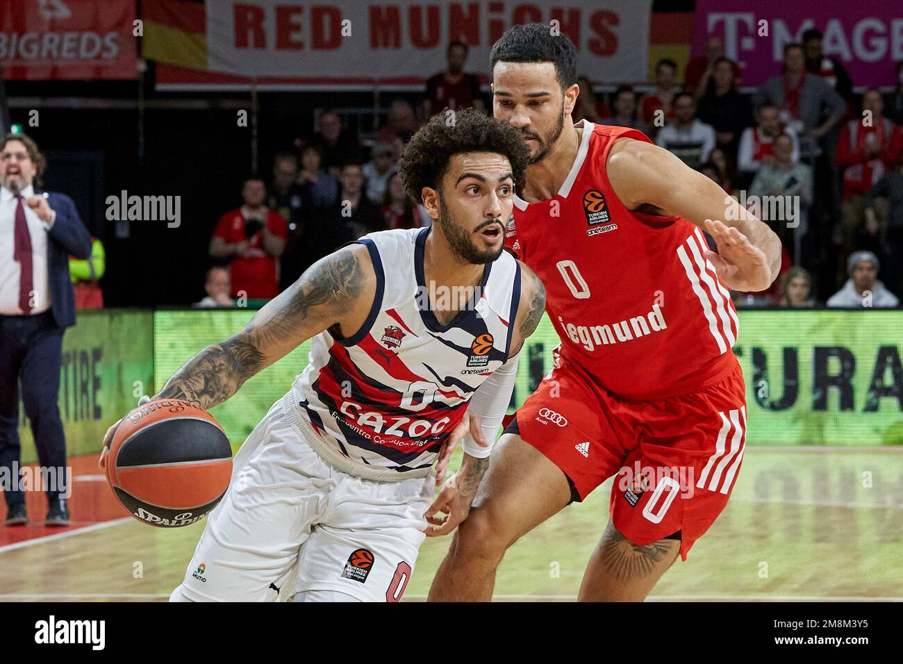 2022/23 FIBA Eurolega | FC Bayern München vs Baskonia Vitoria-Gasteiz. HOWARD Markus (Vitoria-Gasteiz Baskonia BKN00). WEILER-BABB Nick (FC Bayern Foto Stock