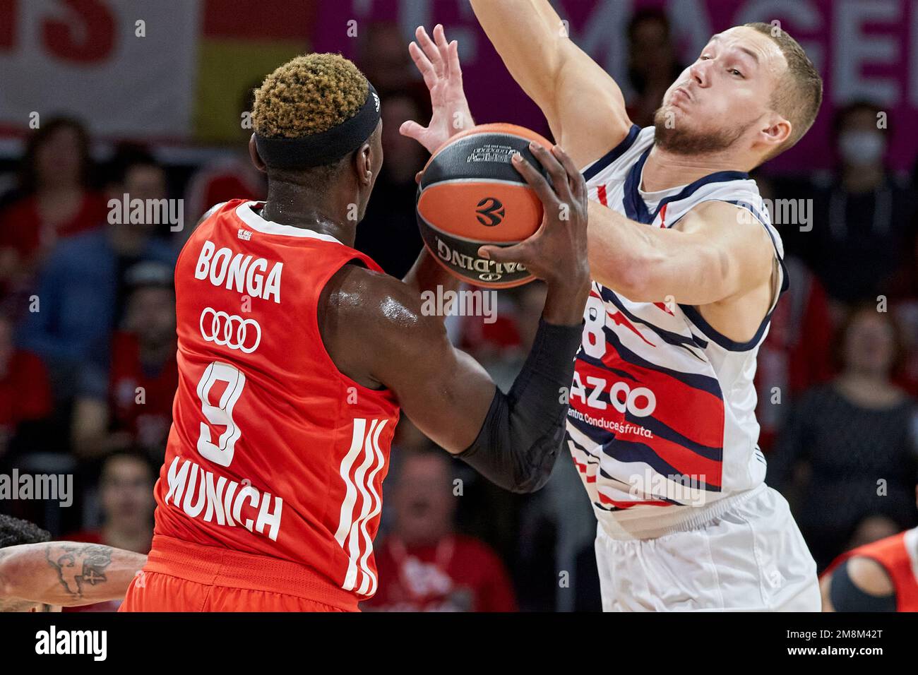 2022/23 FIBA Eurolega | FC Bayern München vs Baskonia Vitoria-Gasteiz. HUNTER Othello (FC Bayern München FCBB08). MARINKOVIC Vanja (Vitoria-Gastei Foto Stock