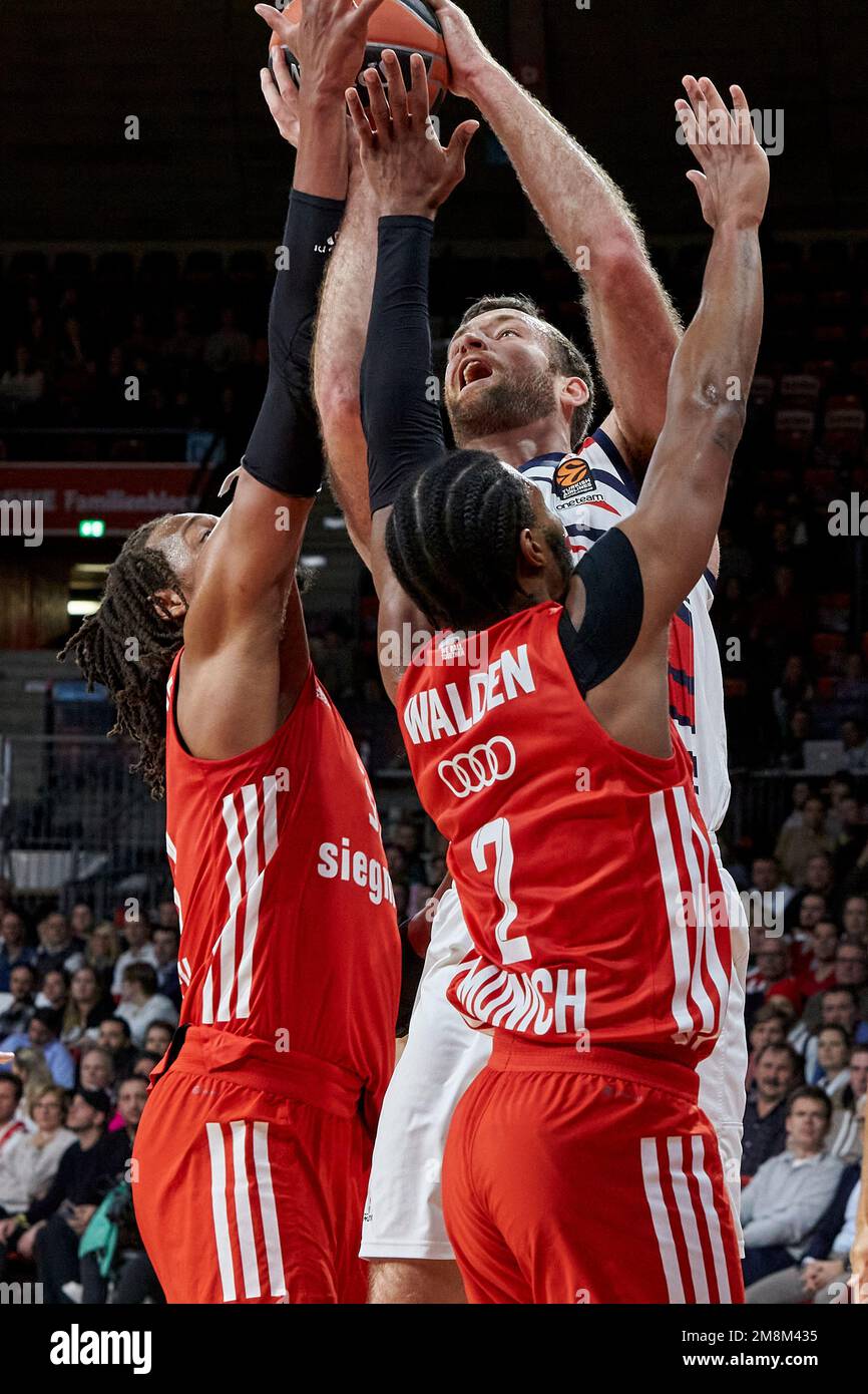 2022/23 FIBA Eurolega | FC Bayern München vs Baskonia Vitoria-Gasteiz. COSTELLO Matteo (Vitoria-Gasteiz Baskonia BKN24). GILLESPIE Freddie (FC Ba Foto Stock